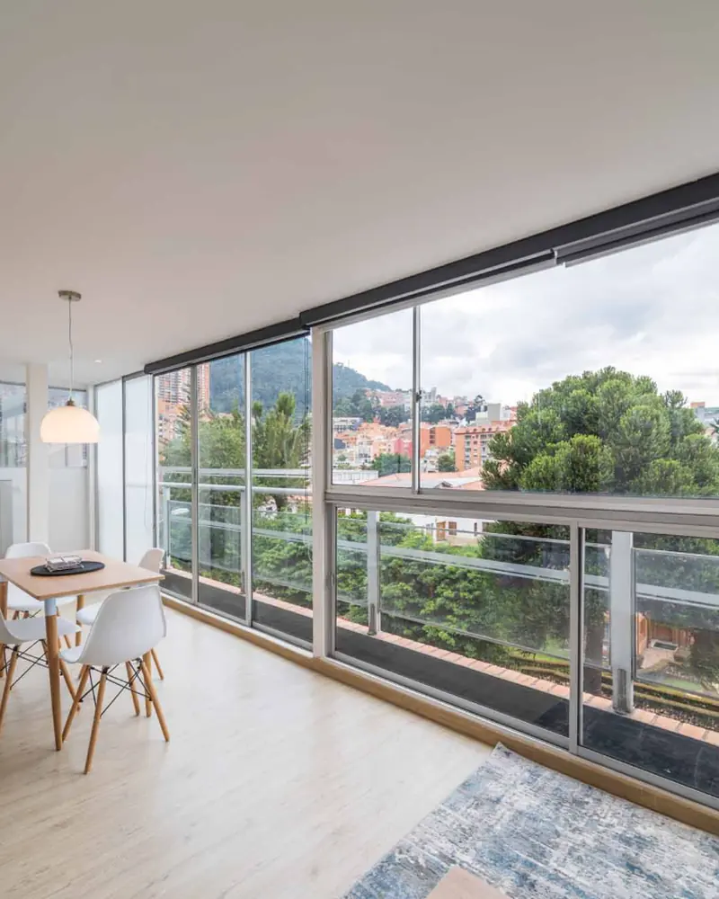 Apartamento de Anima 64 con ventanal de piso a techo y vista a los cerros