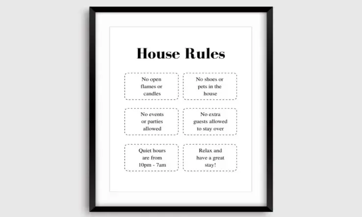 Cuadro de reglas de la casa enmarcado en una pared blanca