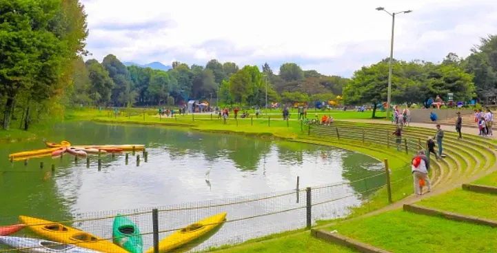 Lago del Parque Simón Bolívar con botes de colores en la orilla