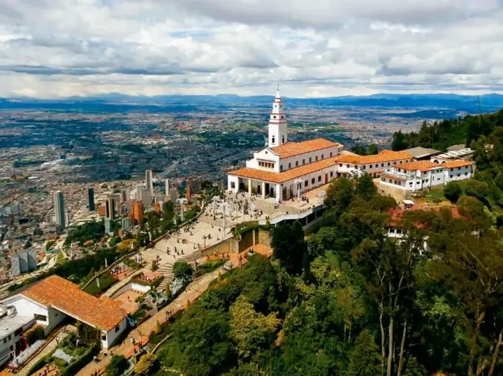 Santuario de Monserrate en la cima del cerro con Bogotá al fondo