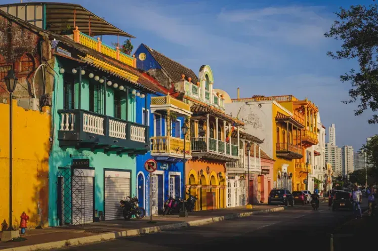 Casas coloniales de colores con balcones en una calle de la Ciudad Vieja