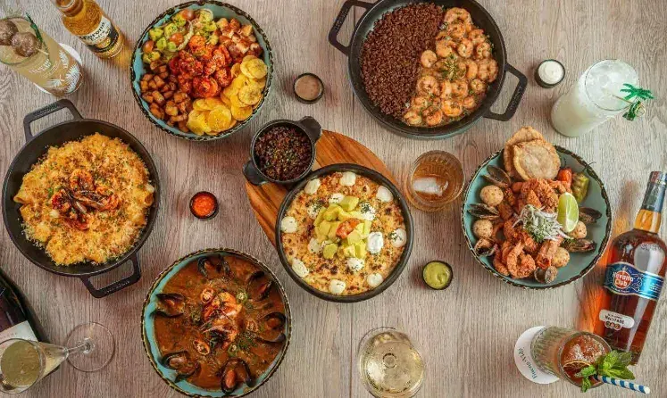 Mesa con platos típicos del Caribe colombiano vistos desde arriba