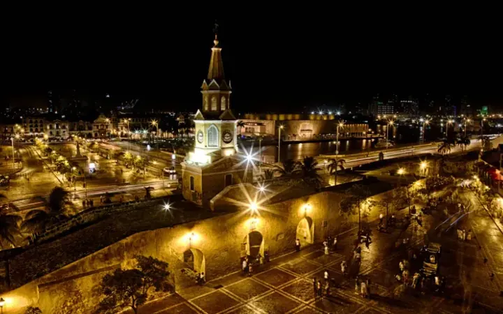 Torre del Reloj y Plaza de los Coches de Cartagena iluminadas de noche