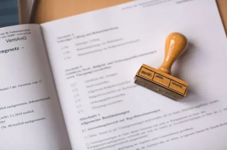 Sello y documentos legales sobre un escritorio