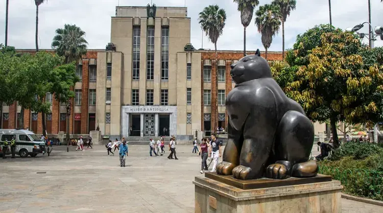 Escultura de Botero en la plaza frente al Museo de Antioquia