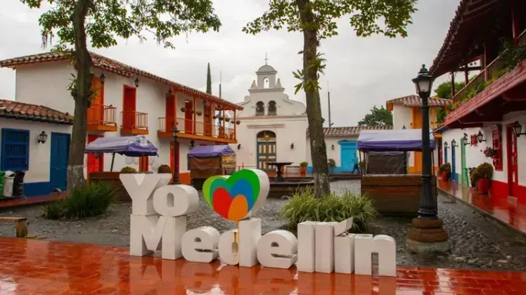 Letrero de Yo Medellín frente a las casas coloniales del Pueblito Paisa