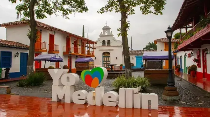 Letrero de Yo Medellín frente a las casas coloniales del Pueblito Paisa
