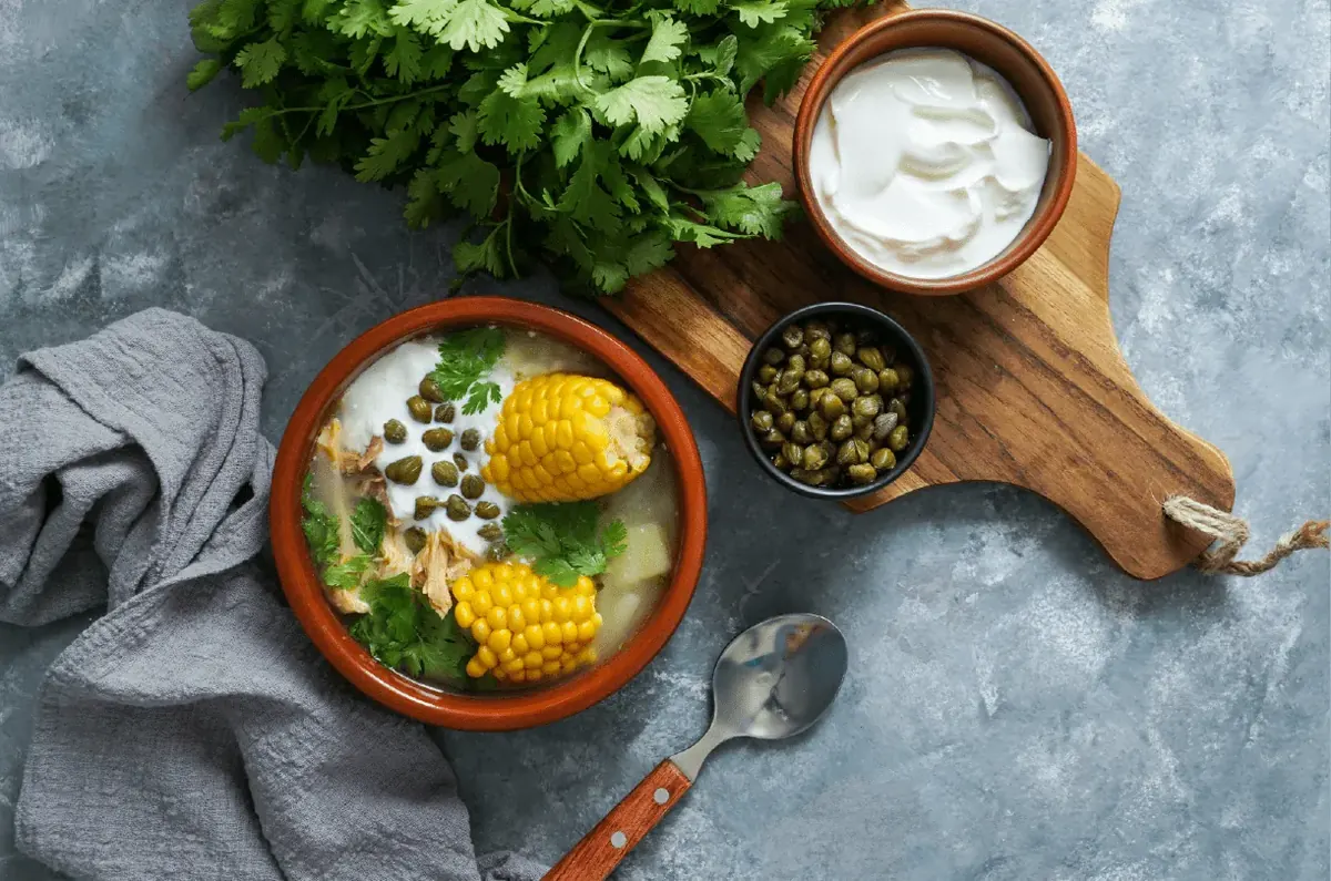 Ajiaco santafereño con mazorca, alcaparras, crema y aguacate