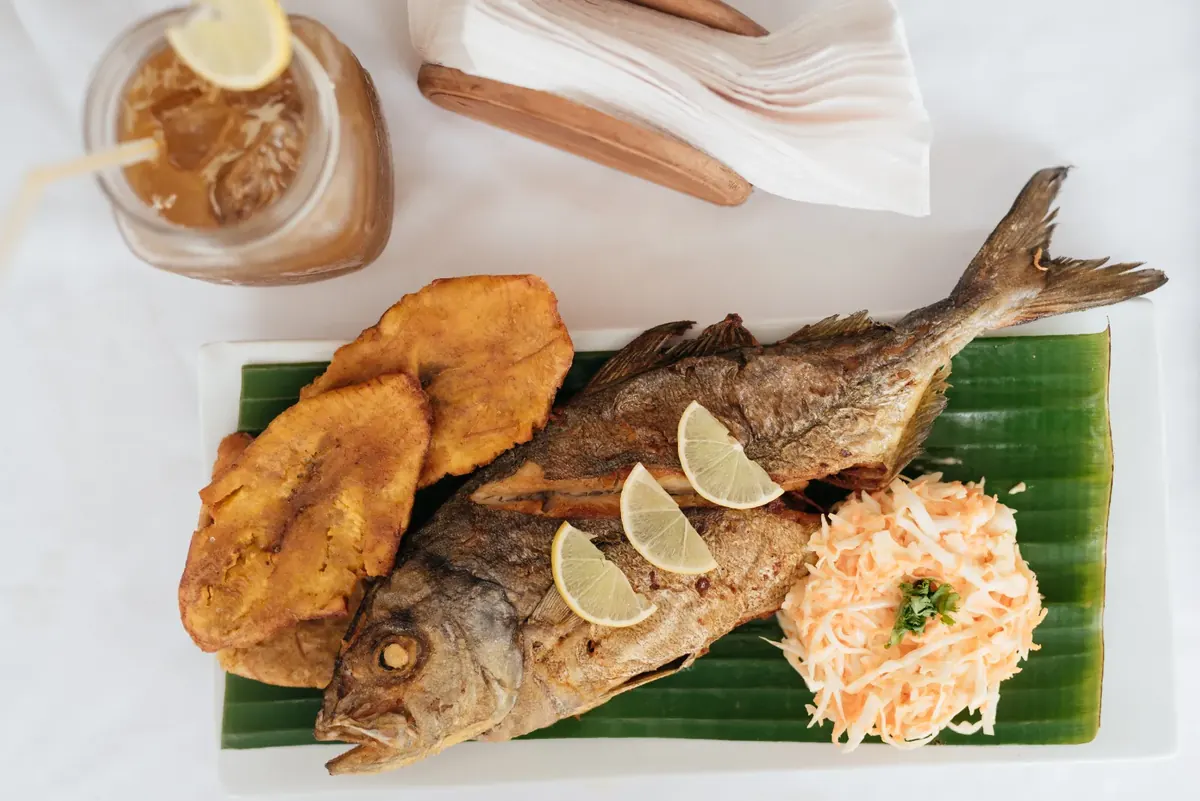 Pescado frito con limón, patacones y arroz de coco