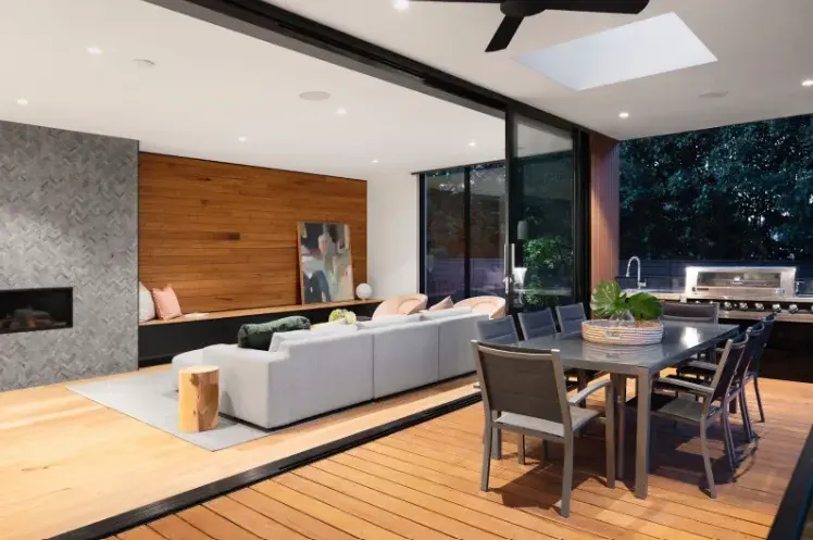 Comedor y sala iluminados con luz natural y lámparas cálidas